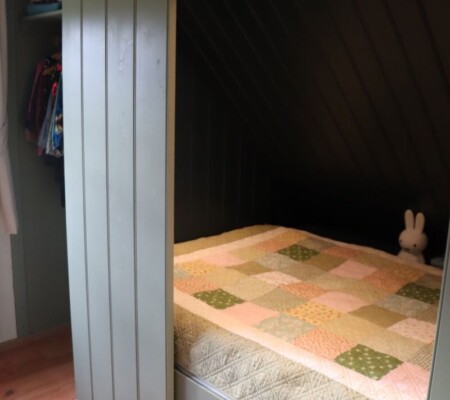 Bedstee massief vuren gelakt met rolbakken en schuifdeur