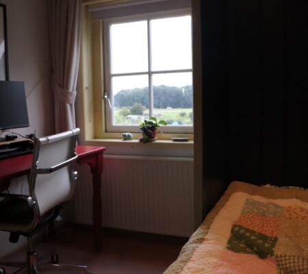 Bedstee massief vuren gelakt met rolbakken en schuifdeur