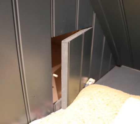 Bedstee massief vuren gelakt met rolbakken en schuifdeur