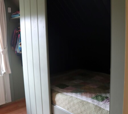 Bedstee massief vuren gelakt met rolbakken en schuifdeur