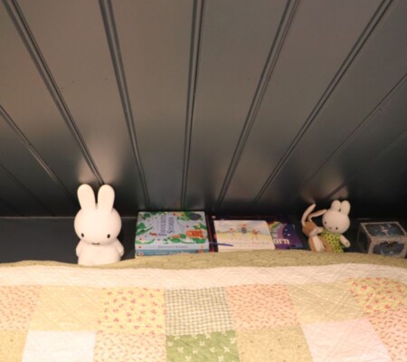 Bedstee massief vuren gelakt met rolbakken en schuifdeur