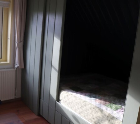 Bedstee massief vuren gelakt met rolbakken en schuifdeur