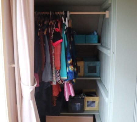 Bedstee massief vuren gelakt met rolbakken en schuifdeur