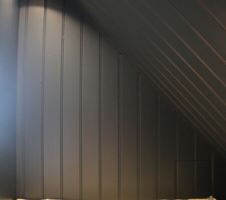 Bedstee massief vuren gelakt met rolbakken en schuifdeur