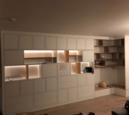 Wandmeubel wit met boomstameiken en verlichting