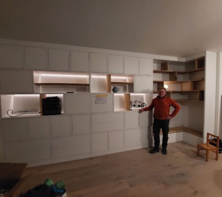 Wandmeubel wit met boomstameiken en verlichting