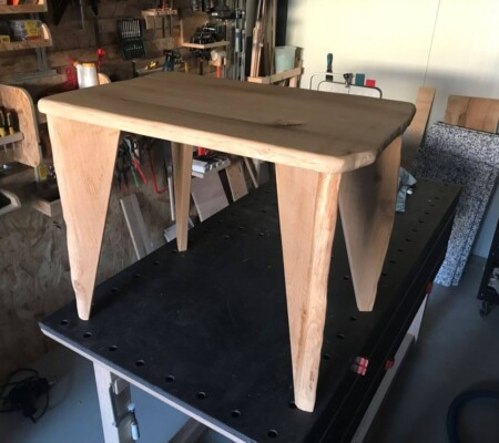 Wandmeubel wit met boomstameiken en verlichting